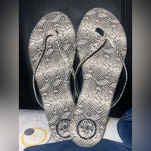 REVOLVE Soléi Sea Thong Sandals in a li Greyish Black Python Print Size 9 NWT